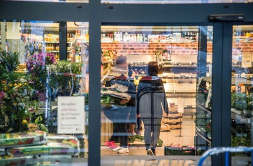 Der Supermarkt in Esslingen musste gegen 18 Uhr evakuiert werden. Foto: SDMG