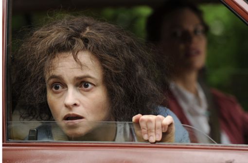 Helena Bonham Carter spielt in „Eleanor & Colette“ eine psychisch kranke Frau. Ganz normale und biedere Figuren hat sie lange schon hinter sich gelassen. Foto: Elsani Film