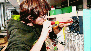 Ein angehender Abwassertechniker übt an der Montagewand.  Foto: ETZ