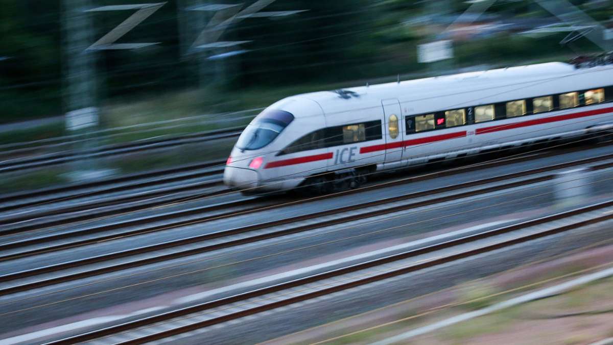 Im Intercity nach Stuttgart: Betrunkener beleidigt und bedroht Fahrgäste