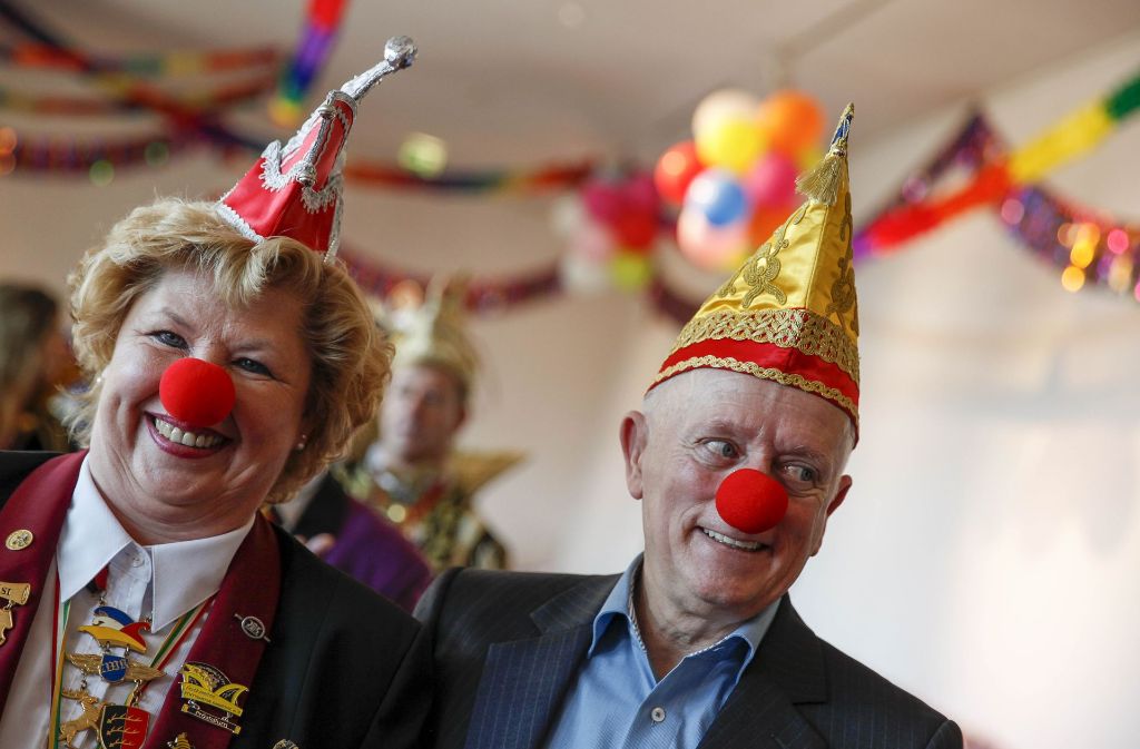 Der Stuttgarter Oberbürgermeister Fritz Kuhn trägt beim Rathaussturm in aller Gelassenheit eine rote Clownsnase und eineNarrenkappe. Foto: Lichtgut/Leif Piechowski