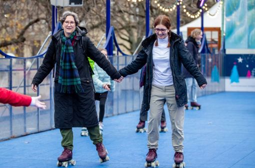 Benita Marker und ihre Tochter haben sich auf die blaue Kunststoff-Rollbahn getraut. Foto: Lichtgut/Christoph Schmidt