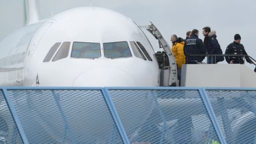 7861 Personen wurden im ersten Halbjahr von 2023 zurückgeführt, die allermeisten per Flugzeug ab Frankfurt am Main. Foto: dpa/Patrick Seeger