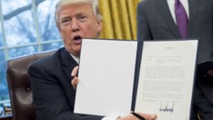 Donald Trump hat seine Unterschrift unter den Erlass zum Ausstieg aus TPP gesetzt. Foto: AFP