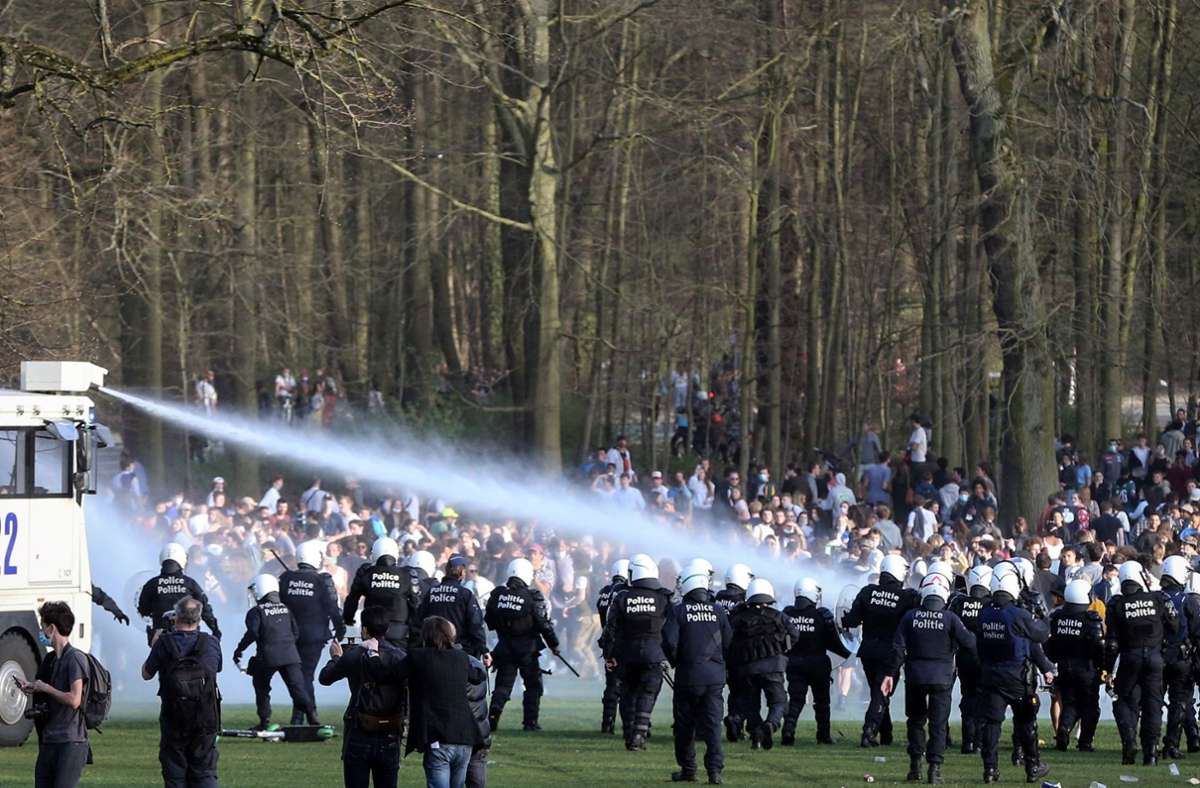 Trotz Verbots hatten sich tausenden Menschen in einem Brüsseler Park eingefunden.