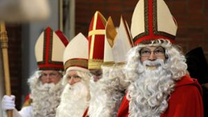 Wer ist nun der echte Nikolaus? Der in Bari, der in Demre – oder einer dieser Herren? Foto: AP