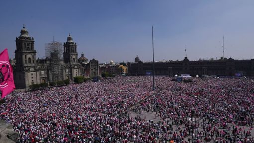 Knapp dreieinhalb Monate vor den Präsidenten- und Parlamentswahlen füllen Demonstranten unter anderem den zentralen Platz in Mexiko-Stadt. Sie protestieren für Demokratie und faire Wahlen. Foto: Marco Ugarte/AP
