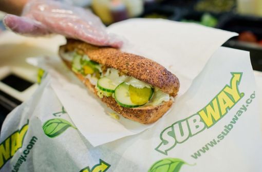 Steckt in den Thunfisch-Sandwiches von Subway tatsächlich Thunfisch? Diese Frage beschäftigt mittlerweile auch Gerichte (Symbolbild). Foto: dpa/Julian Stratenschulte