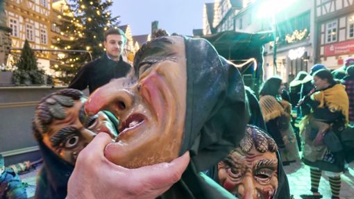 Der Weihnachtsbaum steht noch, und die Narren sind schon am Feiern: Die Leonberger Waldhexen mischen den Marktplatz auf. Foto: Simon Granville