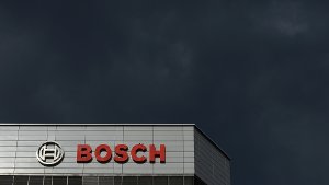 Symbol oder Wirklichkeit? Dunkle Wolken über Bosch. Foto: dpa