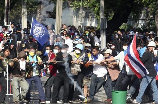 Der Protest gegen die thailändische Regierung ist am Wochenende eskaliert. Vier Menschen kamen bei den Krawallen ums Leben. Foto: dpa