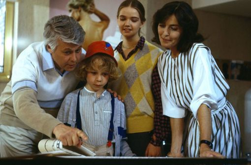 Das Traumpaar der 80er Jahre: Thekla Carola Wied (rechts) und Peter Weck mit ihren Fernsehkindern. Foto: dpa/Nova Film