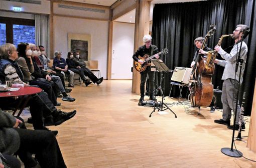 Begeisternder Jazzabend in Altdorf: Kontrabassistin Judith Goldbach und ihre Deuce-Band spielen im Bürgerhaus. Foto: Bernd Epple