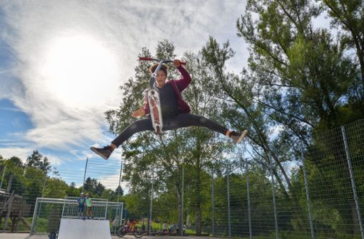 Einen Freudensprung machen die Kinder und Jugendlichen in Ehningen. Dort soll nicht nur ein Skater-Park entstehen, sondern gleich ein Trendsportzentrum. Foto: /Martin Müller