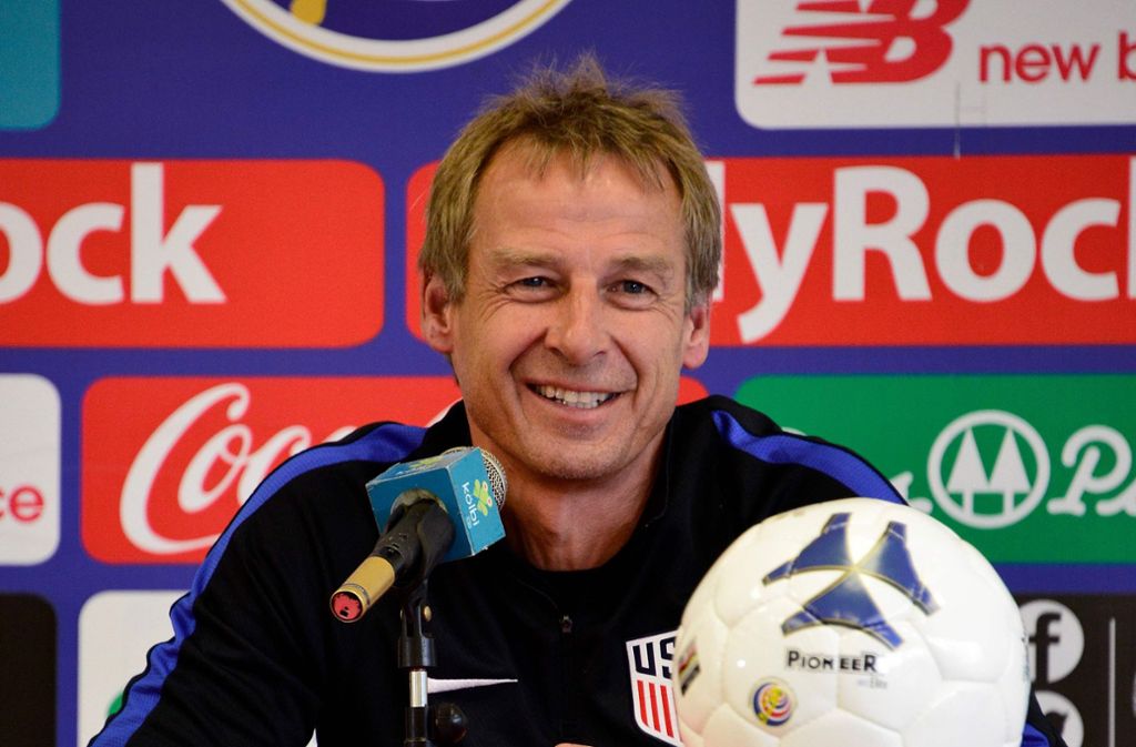 Ein Mikrofon, ein Ball, ein Lächeln: Jürgen Klinsmann ist  – als Kommentator  – zurück im deutschen Fußball.
