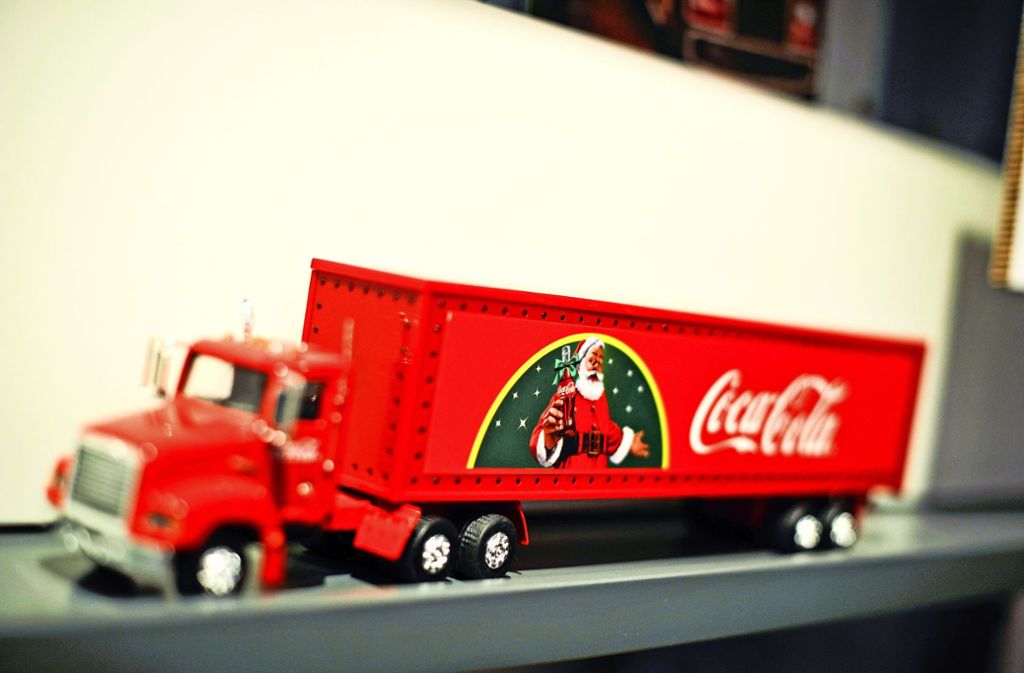 Coca-Cola-TruckFür viele gehört er zu Weihnachten wie das Christkind und der Weihnachtsbaum: Der Coca-Cola Weihnachtstruck, der Bestandteil der jährlichen Weihnachtstour ist. Seine Wurzeln hat er aber nicht etwa in der amerikanischen Heimat des Softdrinks, sondern in der Stuttgarter Agentur follow red. Die hat die Idee zur Roadshow entwickelt und passt sie Jahr für Jahr weiter an.