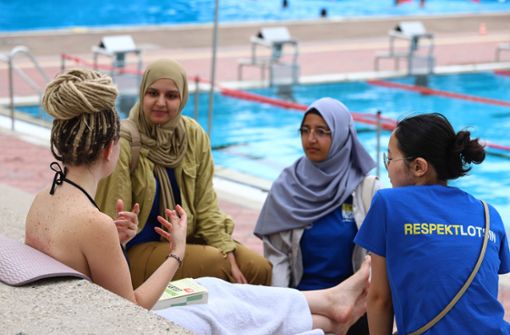 Die Respektlotsinnen Hida, Mariam und Khulan im Gespräch mit einer jungen Frau Foto: Lichtgut/Zophia Ewska