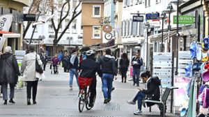Ärgernis in der Marktstraße: Radfahrer drängeln sich an Passanten vorbei. Foto: Janey Schumacher