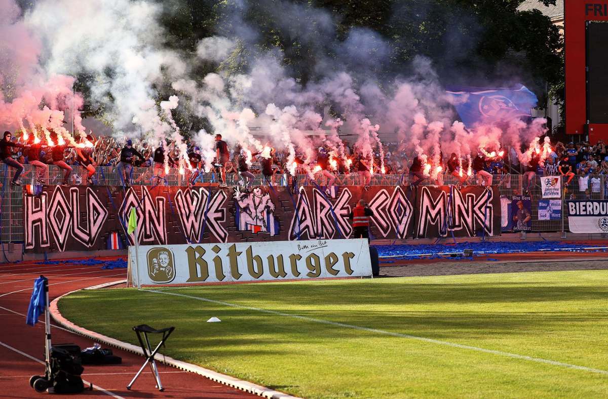Die Fans der Stuttgarter Kickers hatten offenbar Pyros abgebrannt. Foto: Pressefoto Baumann/Alexander Keppler
