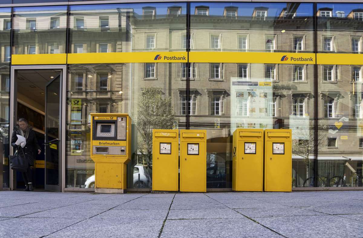 Bei der Postbank in Baden-Württemberg kommt es zu Warnstreiks. (Symbolbild) Foto: IMAGO / Arnulf Hettrich