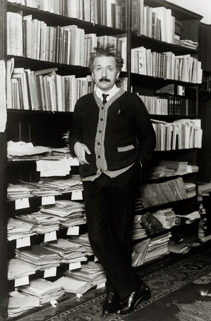 Albert Einstein in seinem Haus in Berlin im Jahr 1925, drei Jahre nachdem ihm 9. November 1922 der Physik-Nobelpreis verliehen worden war.