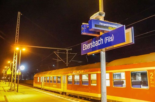 Ein 66-Jähriger wird beim Versuch in Ebersbach seinen Zug noch zu erwischen lebensgefährlich verletzt.  Foto: Süddeutsche Mediengesellschaft