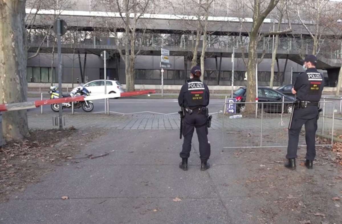 Die Polizei überwacht den Startpunkt des verbotenen Autokorsos. Foto: 7aktuell/Andreas Werner