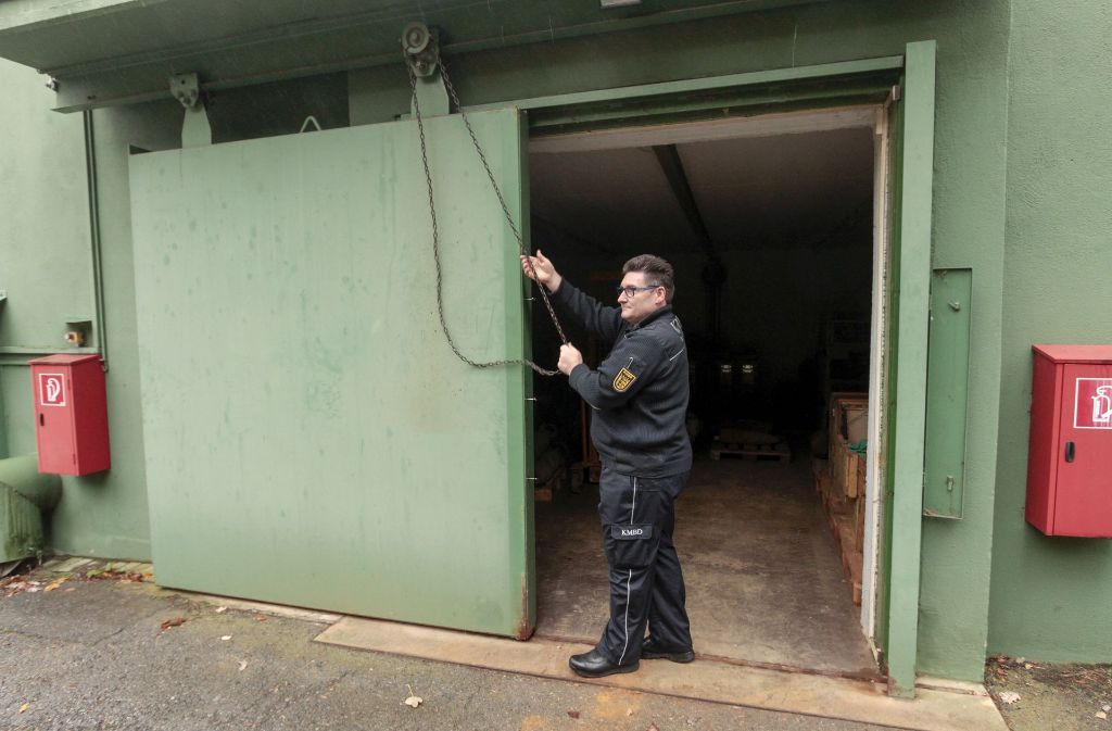 Die Blindgänger werden auf dem Gelände des Kampfmittelbeseitigungsdienstes in Bunkern aufbewahrt. Ralf Vendel öffnet eine Tür.