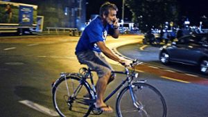 Täterjagd auf dem Fahrrad: Kommissar Flückiger (Stefan Gubser) muss improvisieren. Foto: SRF