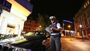 Der 31-jährige Hauptmeister  bei der Routinearbeit: Strafzettel verteilen für Falschparker Foto: Berkan Çakır
