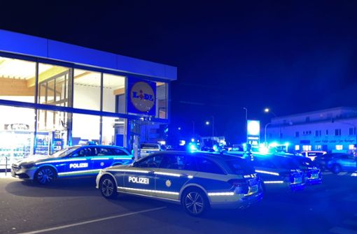 Mit zehn Streifenwagen rückte die Polizei zu der Lidl-Filiale in Böblingen aus. Foto: SDMG/SDMG / Schulz