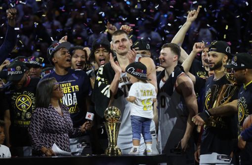Die Denver Nuggets haben erstmals in ihrer Geschichte den Titel in der NBA geholt. Foto: Getty Images via AFP/MATTHEW STOCKMAN
