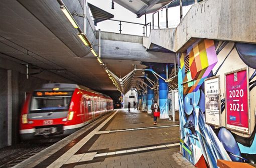 Der Stuttgarter Künstler Christoph Ganter hat die Bahnstation Echterdingen neu gestaltet. Foto: Ines Rudel