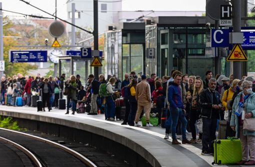 Wartende am Berliner Hauptbahnhof nach der Störung des Bahnverkehrs bei dem Angriff am Wochenende Foto: AFP/JOHN MACDOUGALL