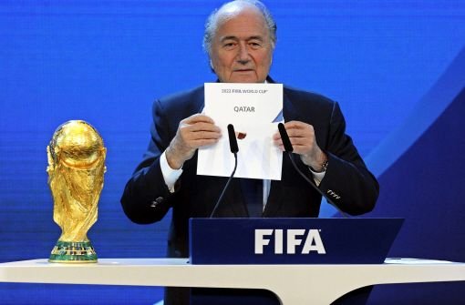 Im Dezember 2010 hatte Fifa-Boss Joseph Blatter die Entscheidung für Katar verkündet. Foto: dpa