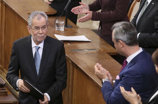 Der 73-jährige Wirtschaftsprofessor wurde am Donnerstag vor der Bundesversammlung in Wien vereidigt. Als neues Oberhaupt sieht er sich jetzt mit der bisher tiefsten Regierungskrise des Landes konfrontiert. Foto: AP