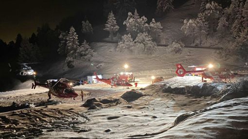 Bergretter und Hubschrauber bereiten sich auf den Abflug zum Berg Tête Blanche in den Schweizer Alpen vor. Foto: -/Kantonspolizei Wallis/Keystone/dpa