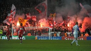 In der ersten Halbzeit musste das Spiel in Kopenhagen unterbrochen werden. Anhänger des VfB Stuttgart hatten Böller entzündet. Foto: dpa