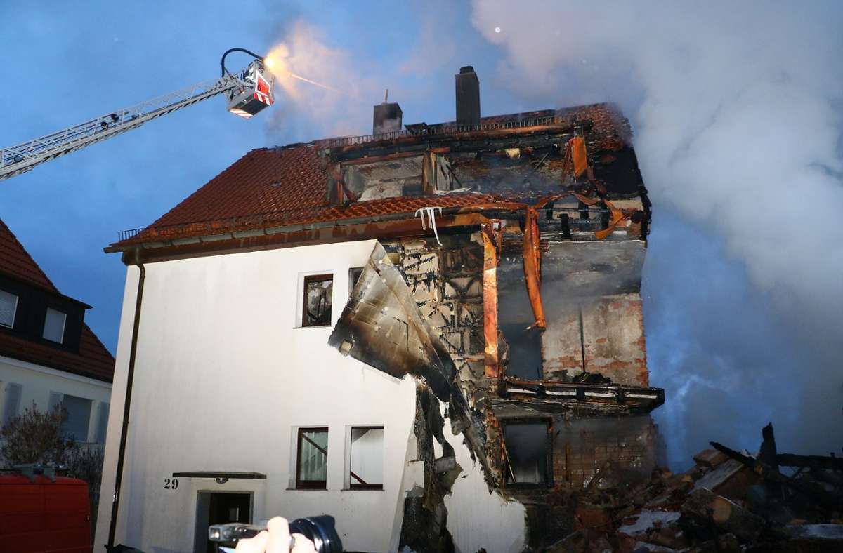 Nach einer Explosion in der Köllestraße im Stuttgarter Westen ist die Feuerwehr im Großeinsatz.