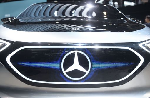 Der Stromer EQA wird am Messestand von Mercedes in Szene gesetzt. Foto: AFP