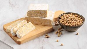 Wie Tofu wird auch Tempeh aus Sojabohnen hergestellt. Doch der Unterschied liegt im Herstellungsprozess.