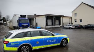 Nach mutmaßlichen Verstößen gegen den Tierschutz ist ein Schlachthof in Tauberbischofsheim von der Polizei durchsucht worden. Foto: dpa
