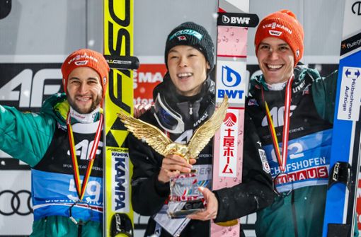 Strahlende Sieger: Tournee-Triumphator Ryoyu Kobayashi (Mi.) mit den deutschen Skispringer Markus Eisenbichler (li.) und Stephan Leyhe. Foto: Getty
