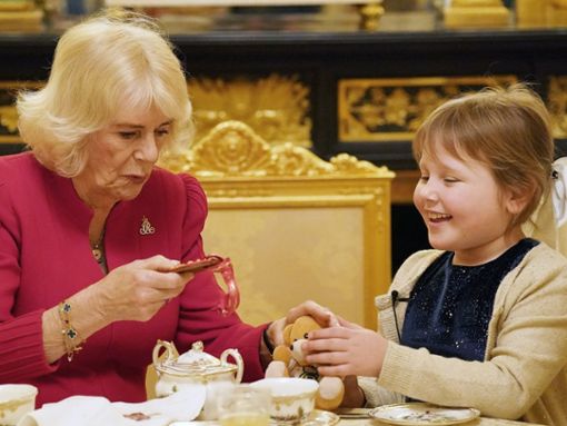 Königin Camilla und die siebenjährige Olivia genießen gemeinsam Tee auf Schloss Windsor. Foto: Jonathan Brady/Getty Images