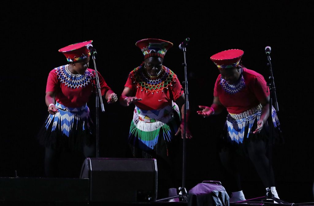 Afrikanische Sängerinnen performen während des Sets von Cassper Nyovest.