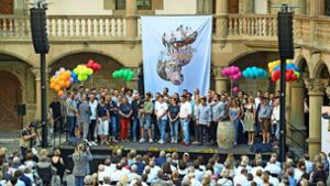 Die Parade der Schaffer: Die 30 Weindorf-Wirte und ihre Mannschaft bei der Eröffnung im Alten Schloss. Foto: Lichtgut/Leif Piechowski