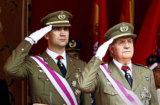Felipe – damals noch Kronprinz – und sein Vater Juan Carlos – damals noch König – im Jahr 2008 bei einer Parade. Foto: dpa/Cebollada