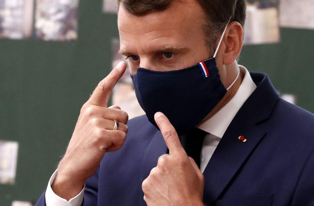 So geht Maske: Emmanuel Macron erklärt Schülern in Poissy, worauf es in der Coronakrise ankommt.