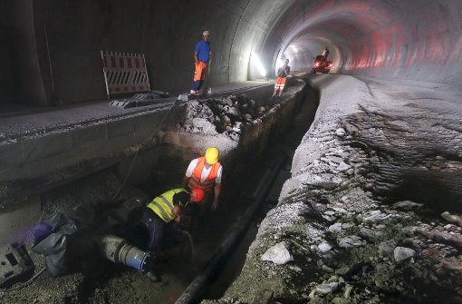 In einem Graben im Darmsheimer  Tunnel werden gegenwärtig die Löschwasserleitungen  verlegt. Foto: factum/Granville