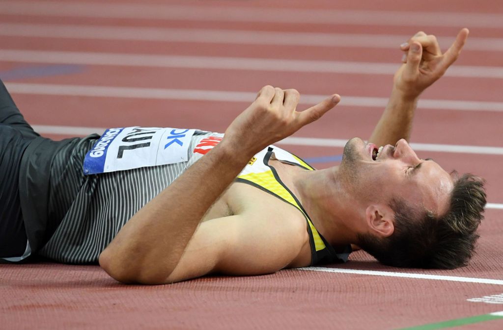 Erschöpft und überglücklich liegt Niklas Kaul nach 1500 Metern am Boden. Foto: AFP/Kirill Kudryavtsev